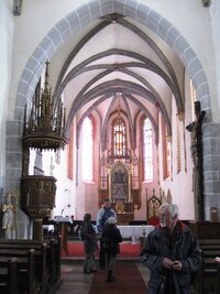 kterým nás provází místní pan farář (to je ten obr vzadu)