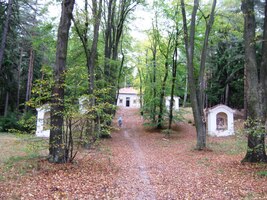 až na Skalku nad Mníškem pod Brdy