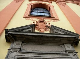 Zajímavý je tu jak erb nad portálem,