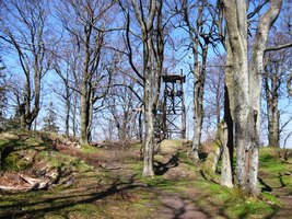 a tady vrcholek s polorozpadlou rozhlednou
