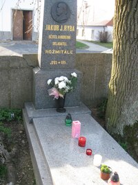 U kostela Povýšení sv. Kříže je hrob skladatele J.J.Ryby