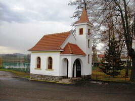 po silnici od kapličky