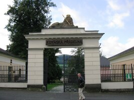 Zde je brána do přádelny