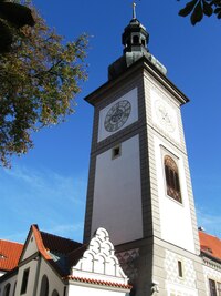 Tady už jsme pod věží zbraslavského zámku,