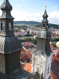 a věže chrámu Panny Marie a sv. Ignáce