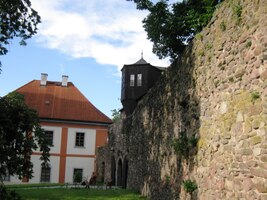 Kolem zbytků městského opevnění