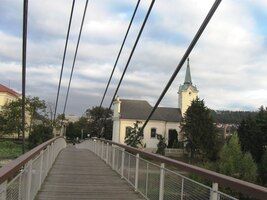 a přešli přes lávku na zbraslavskou stranu