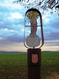 pod barevným podvečerním nebem