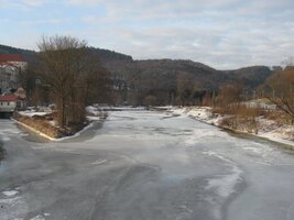 a skončili v Sázavě nad zamrzlou řekou
