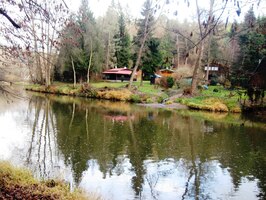 sešli k řece a opuštěným chatkám