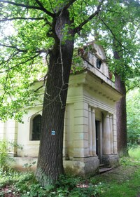 a u této kapličky odbočili do kopce