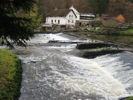 a kynou nám jen dva mlýny se splavy
