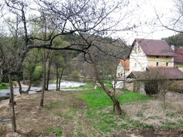 zatímco okolí vypadá mírumilovně