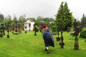 Zmáčení si prohlížíme hřbitůvek