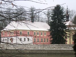 a fintivě vybarvený zámek