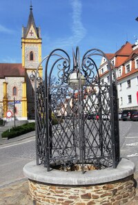 scházíme do města ke kostelu