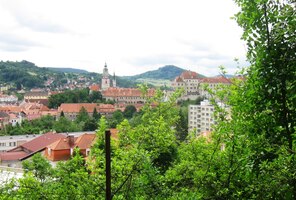 a sešli až na nádraží v Českém Krumlově