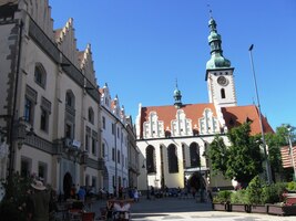 se skvostnými stavbami kostela a radnice