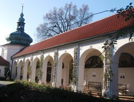 Procházíme jeho ambity,