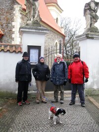 před svým kostelem v Praze-Petrovicích