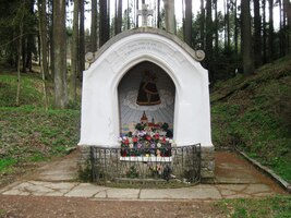 Následovala zastávka u mariánské studánky