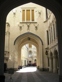 a posléze i zámeckou branou