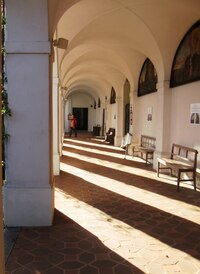 do kterých se derou sluneční paprsky