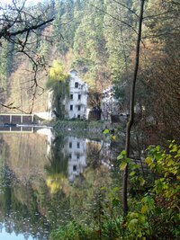 a pak scházíme k řece