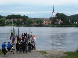 se vrátil, zařadil do fronty na přívoz