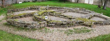 s odkrytými základy původní rotundy