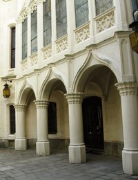 vcházíme na nádvoří zámku