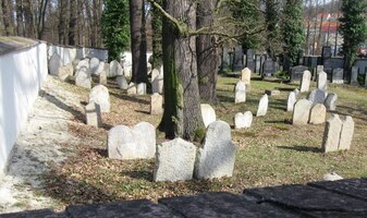 Při cestě je i židovský hřbitov