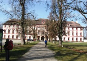 Vede k němu pěkná alej