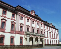 k zámku u místní ZOO