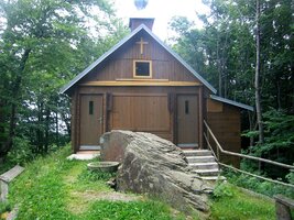 Před kaplí sv.Anny je tajemný kamenný templářský oltář