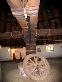 To je mamutí žentour ("gápel"), prý největší dřevěný na světě