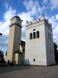 Po korze kolem gotického kostela s renesanční zvonicí