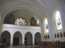 Tady se kdysi schovávali lidé před Tatary a nedávno tu byl i papež