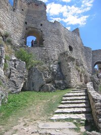 A tady schody ke druhému nádvoří