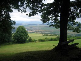 Výhledy z poutního místa jsou široké