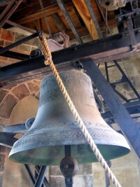 majestátní zvon na věži katedrály