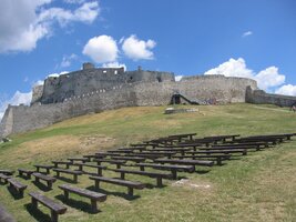 Takto vypadá z prvního nádvoří - to je vlastně pevnost