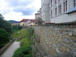 Tohle jsou městské hradby pod františkánským klášterem
