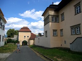 Je to vlastně opevněné církevní městečko