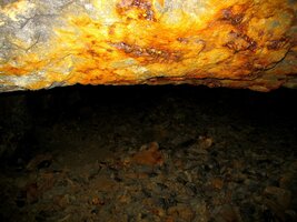 ... opálového, jak vidno. Jmenuje se Dubník podle hory nad ním.