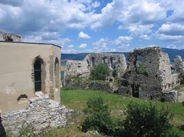 A skrz stěny paláců jsou krásné výhledy do kraje