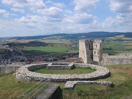 A tohle jsou ruiny všech možných částí opevnění