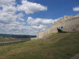 Nashledanou, největší hrade Slovenska (plocha čtyři hektary)