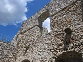 Okna jsou tu nezasklená