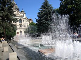 Mají tam zpívající fontánu (zrovna hrála Griega),